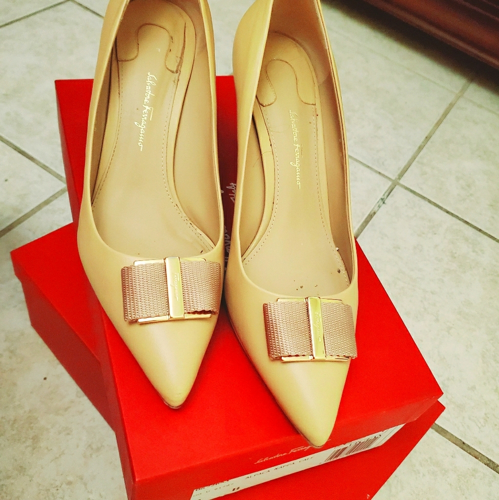 Authentic  salvatore ferragamo pump,